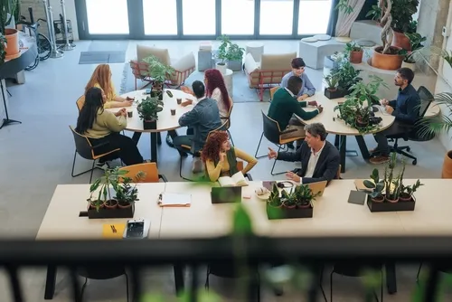 おしゃれなオフィスで働く人々