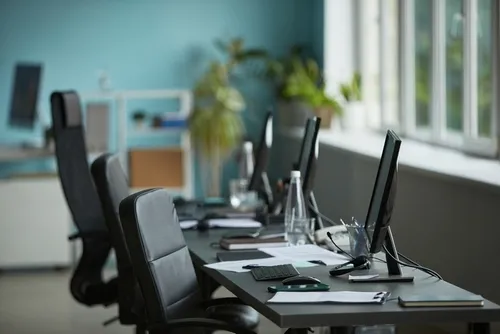 デスクトップPCが並んだスタイリッシュなオフィス