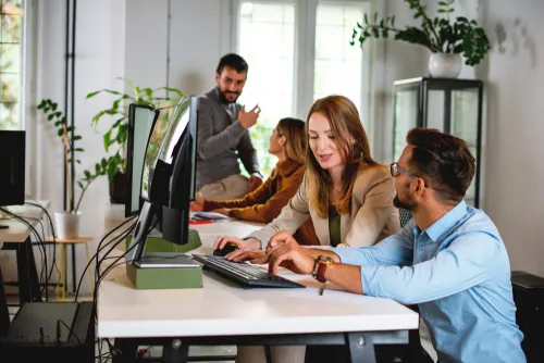 植物があるオフィスで働く従業員の人々