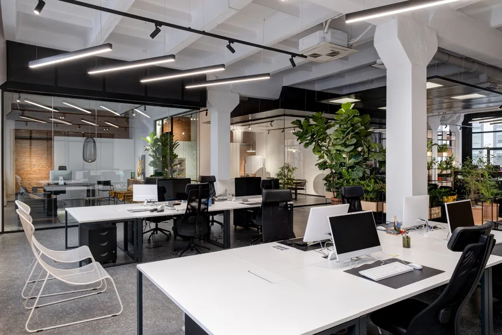 モノトーンのモダンなオフィス