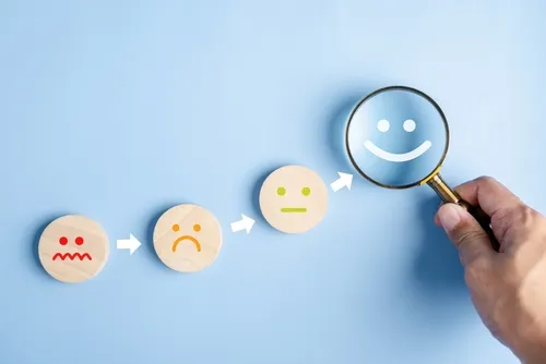 機嫌を表す積み木と笑顔を覗く虫眼鏡