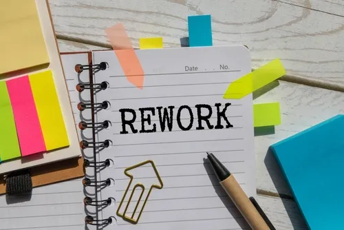 付箋やペンと並ぶメモ帳に書かれたREWORKの文字