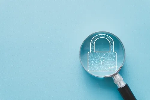 水色の背景に虫眼鏡で覗く南京錠のイラスト