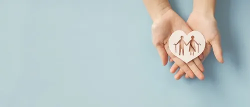 手の中に包まれた高齢者の形が切り抜かれたハート型