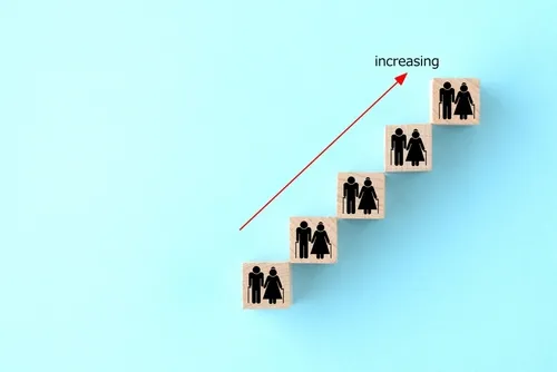 水色の背景に高齢者のイラストが描かれた積み木が並ぶ