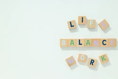 水色の背景に色のついた文字が描かれたブロックが並んでいる