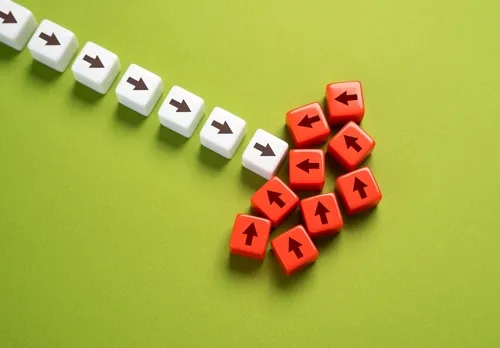 進む先にある画題について表現している白と赤のサイコロ