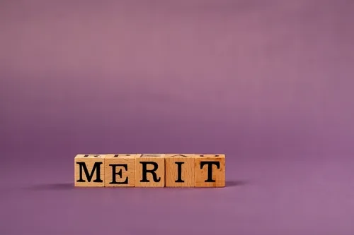 紫色の背景にMERITの文字のブロック