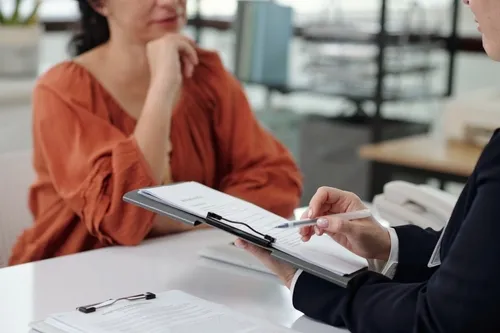 バインダーでメモを取る人と相談をする人