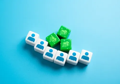 水色の背景に並ぶ、人とお金のイラストが書かれたブロック