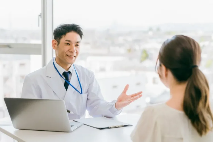 医師と話をする女性
