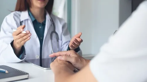 病院の医師と話をしている患者