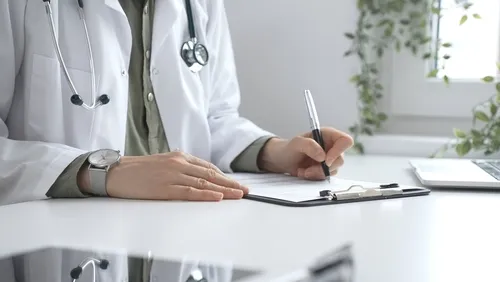 ボードにメモを取る医師