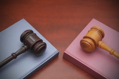 対比で並ぶ木槌