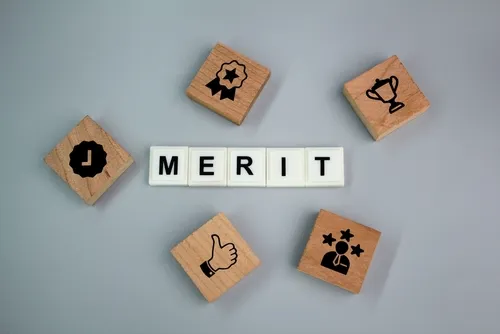 灰色の背景にイラストの積み木とMERITの文字が並ぶ
