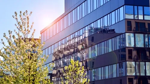 日差しで輝くオフィスビル