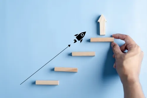 未字色の背景にロケットが目標に向かい進んでいく様子