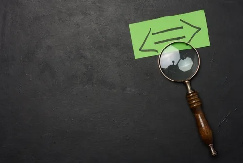 左右に矢印が向いた紙と虫眼鏡