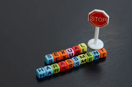 セクシャルハラスメントの英語の文字のサイコロとストップの標識