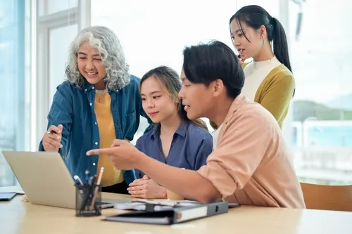 1台のパソコンの内容をみんなで確認している