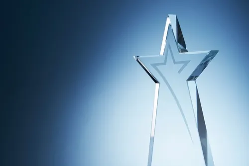 青白く輝く透明で大きな星