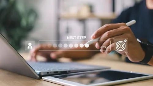 パソコンを開いた人が次のステップを確認している手元