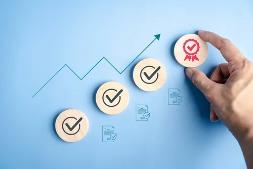 認定を受けるまでのステップと認定マークを持つ手