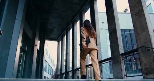 きれいなオフィスの階段を上がる女性