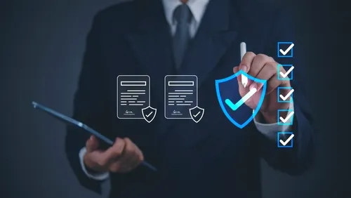 タブレットを持ちながら空中に浮かぶチェック項目を触るイメージの手元