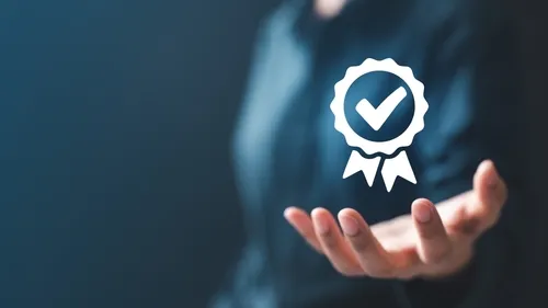 認定マークを支える手元