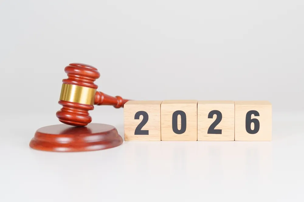 2026の文字の積み木と木槌