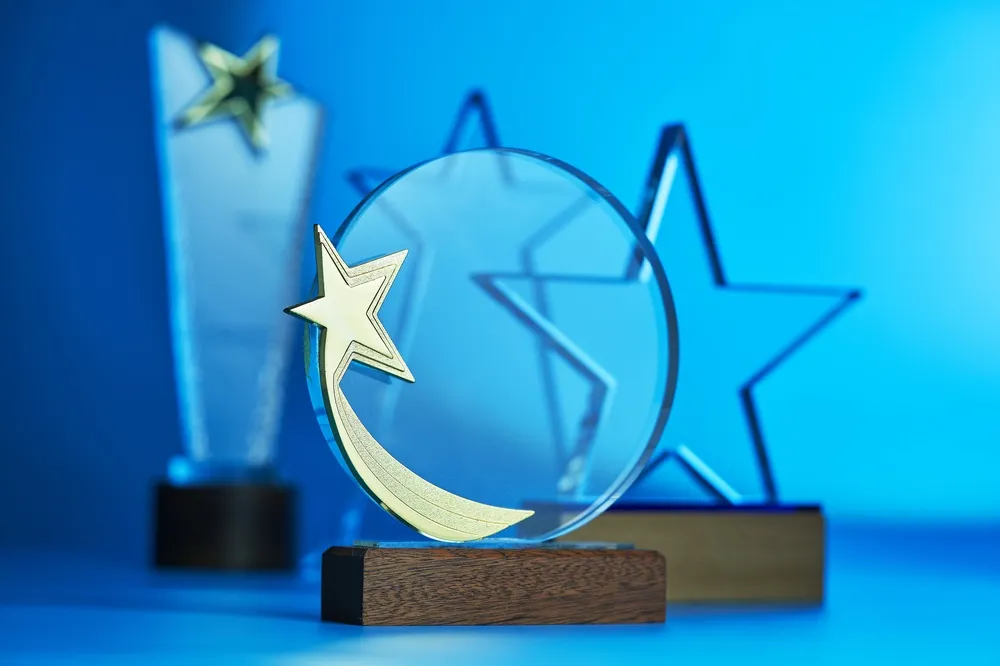 青い空間で透明な星や流れ星のトロフィー