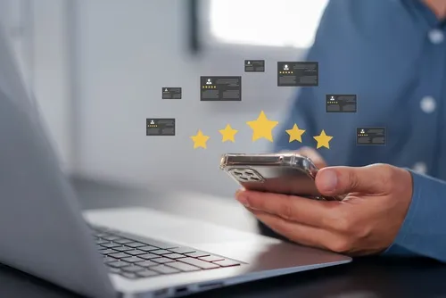 パソコンを開き、スマホを触る手元