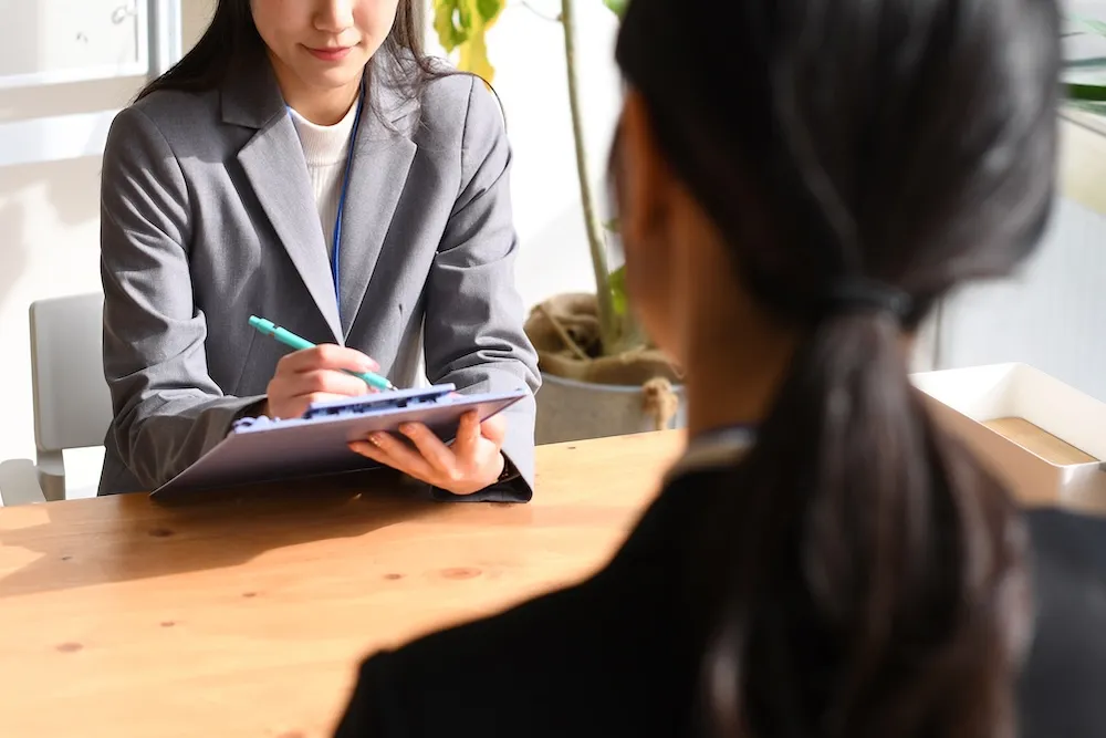 カウンセラーと話をする人