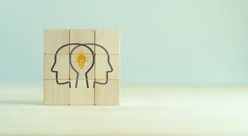 人の顔が交差するイラストが描かれた積み木