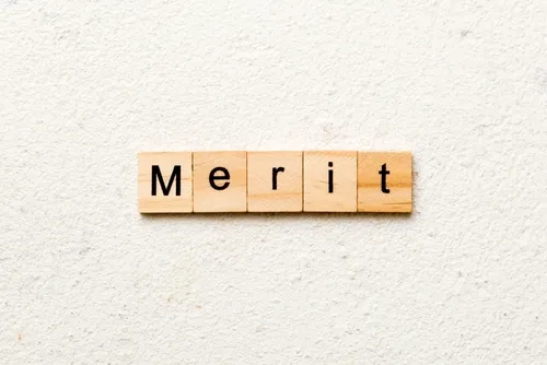 ベージュの背景にMeritと書かれた木材