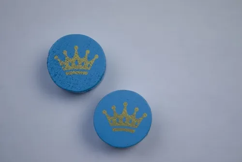 2つの青い積み木に描かれた王冠のマーク