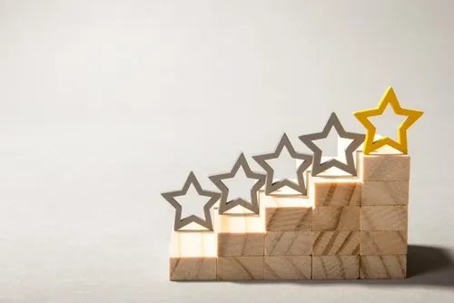 木製の階段の上にある星