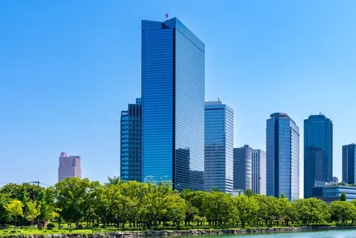 快晴のビル街と緑いっぱいの川沿い