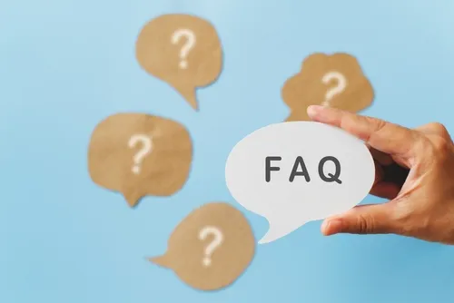 FAQの吹き出しを持つ手元