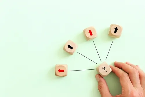 ?マークのブロックから4方向に伸びる矢印