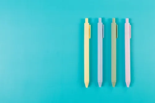 水色の背景に並ぶ4本のペン