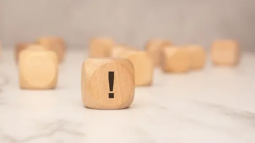 複数の木製のサイコロの1つに描かれた!マーク