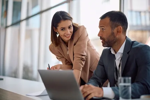 並んで会話する男女