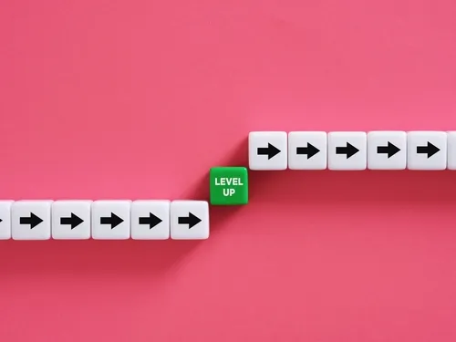 複数の右を向いた矢印のサイコロとレベルアップのサイコロ