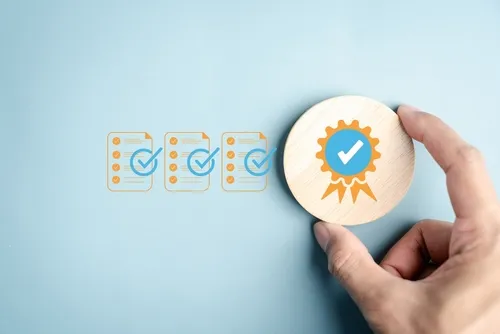 チェック項目を満たし認定マークを持つ手元