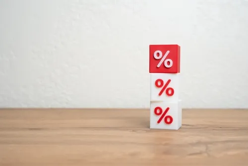 1列に立つ赤と白の%マークが描かれたサイコロ