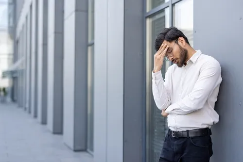 仕事中にストレスを感じている男性