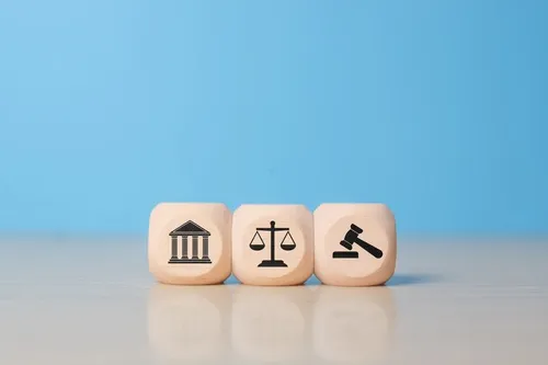 法廷や裁判を表すイラストが描かれたブロック