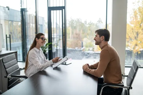 面談中の女性と男性